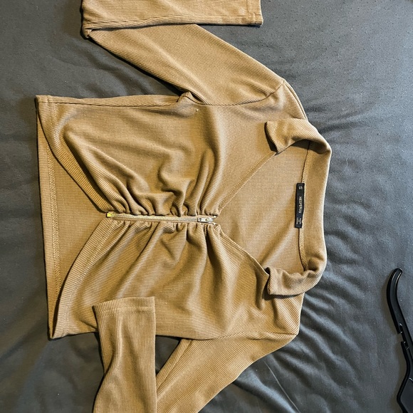 hesperus collar top with zipper, longer sleeve crop top - Picture 4 of 4